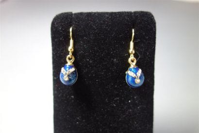 Paire de pendants d'oreilles en métal doré...