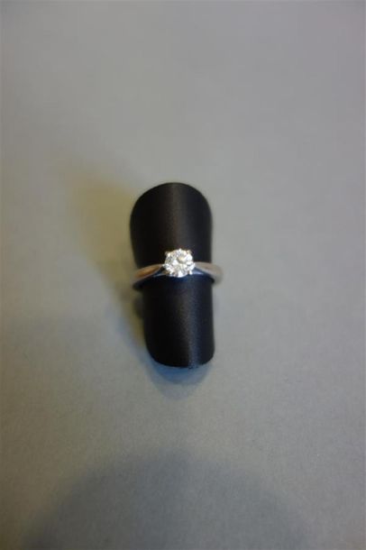 Bague solitaire en or gris 18K (750/oo) ornée...