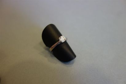 Bague solitaire en or gris 18K (750/oo) ornée...