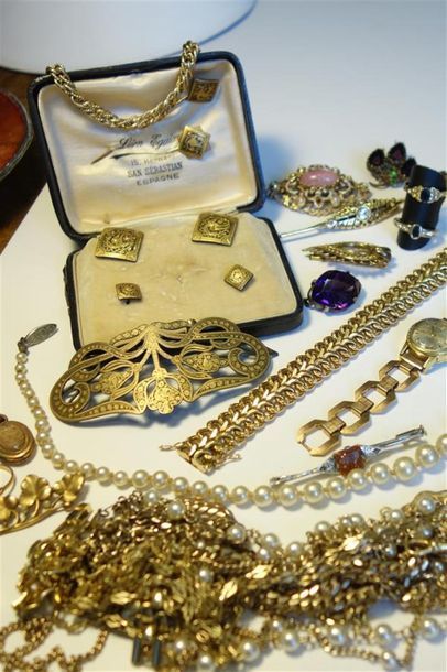 Lot de divers bijoux fantaisie anciens en...