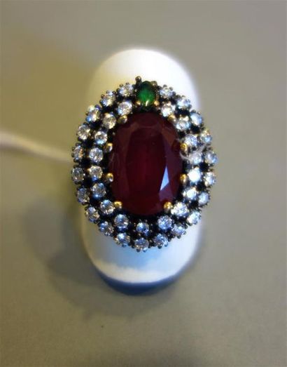 Bague ovale en argent (925/oo) ornée d'une...