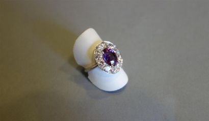 Bague Pompadour en or gris 18K (750/oo) centrée...