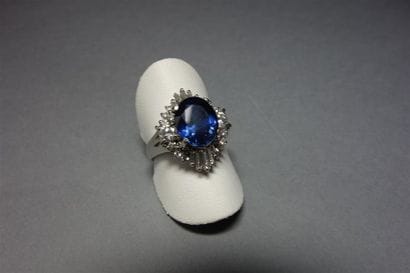 Bague en platine (900/oo) ornée d'un saphir...