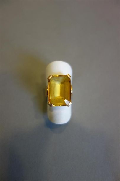 Bague en or jaune 18K (750/oo) centrée d'un...