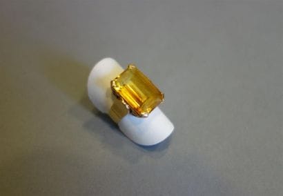 Bague en or jaune 18K (750/oo) centrée d'un...