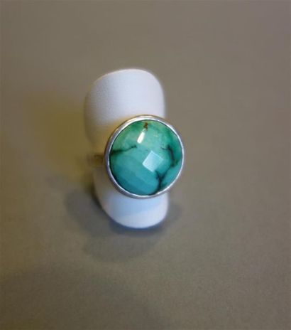 Bague en argent (925/oo) ornée d'un cabochon...