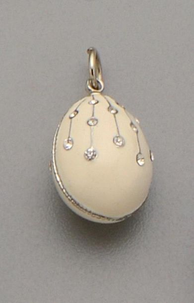 Pendentif « oeuf » en métal à décor blanc...
