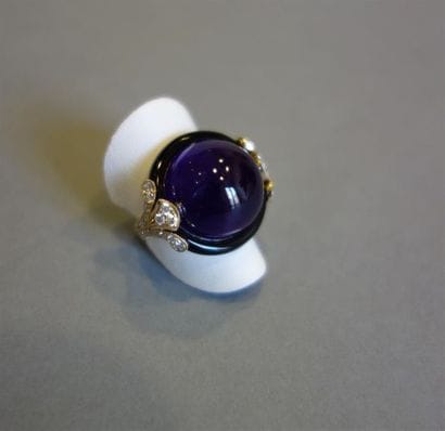 Bague en or gris 18K (750/oo) sertie d'un...