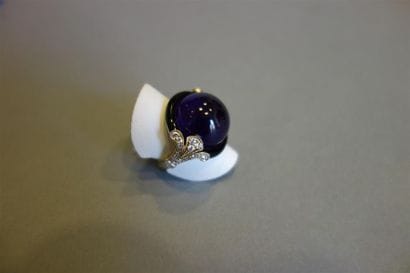 Bague en or gris 18K (750/oo) sertie d'un...