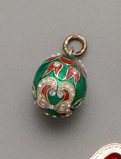 Pendentif « oeuf » en métal à décor vert...