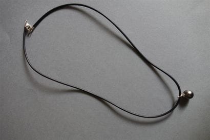 Collier de caoutchouc noir agrémenté d'une...