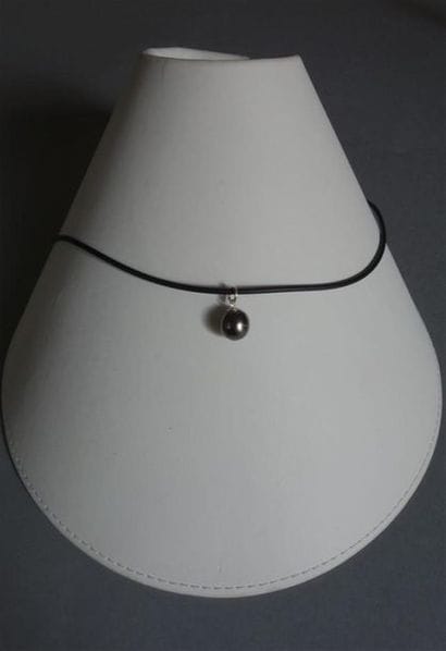 Collier de caoutchouc noir agrémenté d'une...