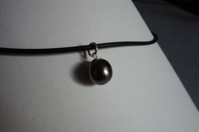 Collier de caoutchouc noir agrémenté d'une...