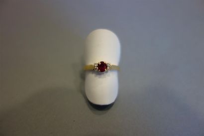 Bague en or jaune 18K (750/oo) ornée d'un...