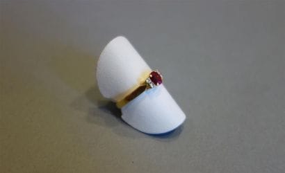 Bague en or jaune 18K (750/oo) ornée d'un...