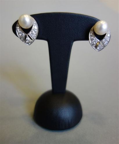 Paire de clips d'oreilles en or gris 18K...