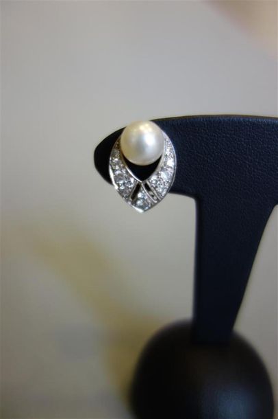 Paire de clips d'oreilles en or gris 18K...