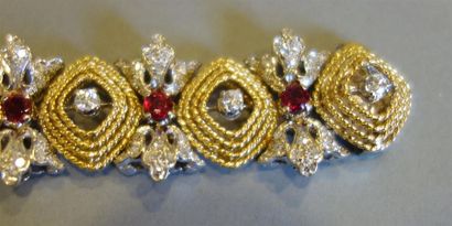 Bracelet composé de maillons à fils d'or...