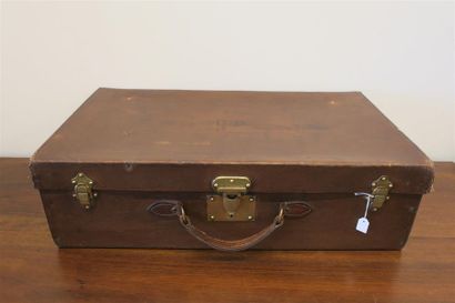 GOYARD.
Valise en toile enduite havane signée...