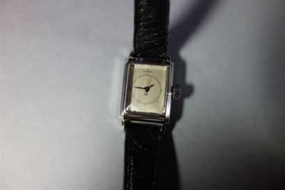 OMEGA : Montre de dame en acier, cadran rectangulaire...
