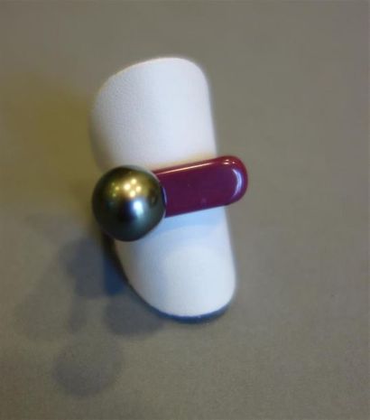 Bague en résine mauve à section rectangulaire...