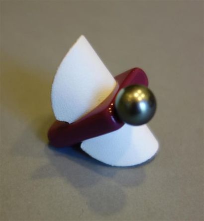 Bague en résine mauve à section rectangulaire...
