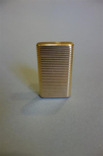 DUPONT : Briquet en or jaune 18K (750/oo)...