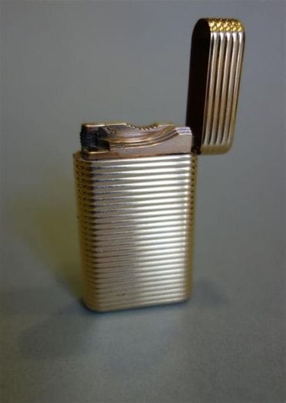 DUPONT : Briquet en or jaune 18K (750/oo)...