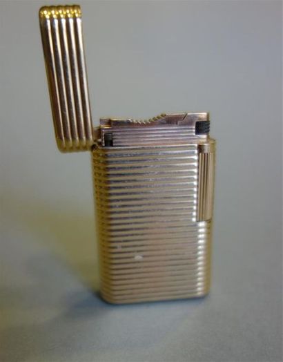 DUPONT : Briquet en or jaune 18K (750/oo)...