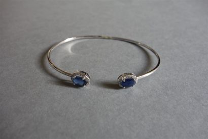 Bracelet Jonc ouvert, les extrémités ornées...