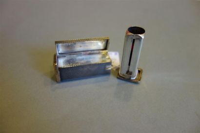 DUNHILL Paris: Tube de rouge à lèvre en argent...