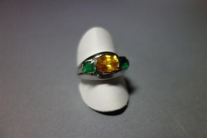 Bague en or gris 18K (750/oo) centrée d'un...