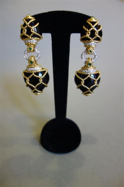 Paire de pendants d'oreilles « clips » articulés...