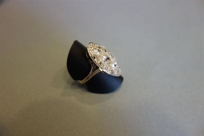 Bague en or gris 18K (750/oo), le plateau...