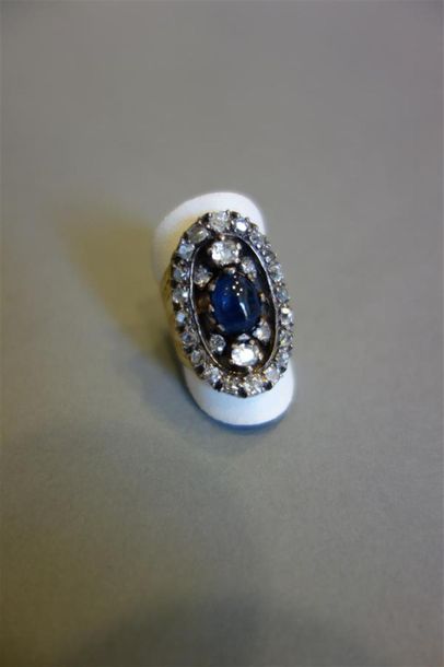 Bague en or jaune 18K (750/oo), le plateau...