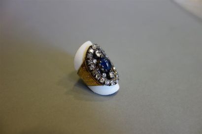 Bague en or jaune 18K (750/oo), le plateau...