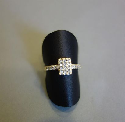 Bague en or jaune 18K (750/oo), la plateau...