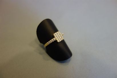 Bague en or jaune 18K (750/oo), la plateau...