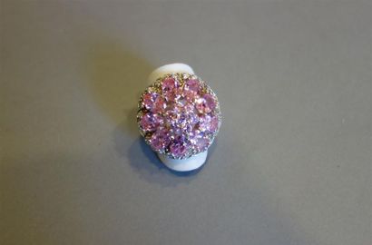 Bague rosace en argent (925/oo) sertie d'oxydes...
