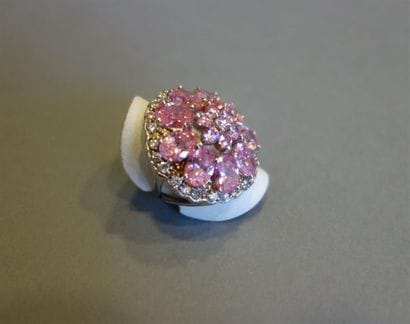 Bague rosace en argent (925/oo) sertie d'oxydes...