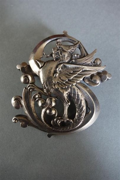 Broche « Chimère » en argent (800/oo) ciselé....
