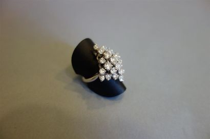 Bague en or gris 18K (750/oo) rhodié de forme...