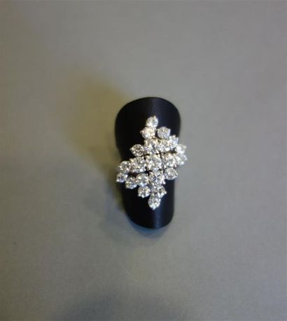 Bague en or gris 18K (750/oo) rhodié de forme...