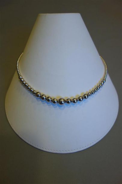 Collier composé de boules d'argent (925/oo)...