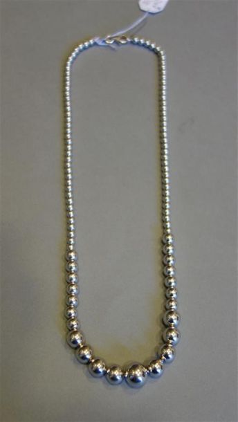 Collier composé de boules d'argent (925/oo)...