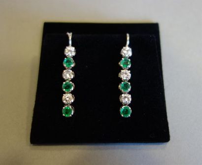 Paire de pendants d'oreilles en or gris 18K...