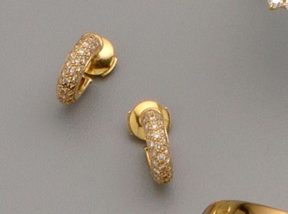 CARTIER : Paire de petites créoles en or...