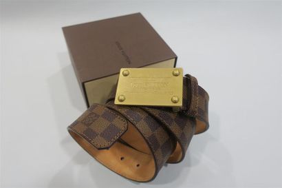 LOUIS VUITTON. 
Ceinture en toile damier,...