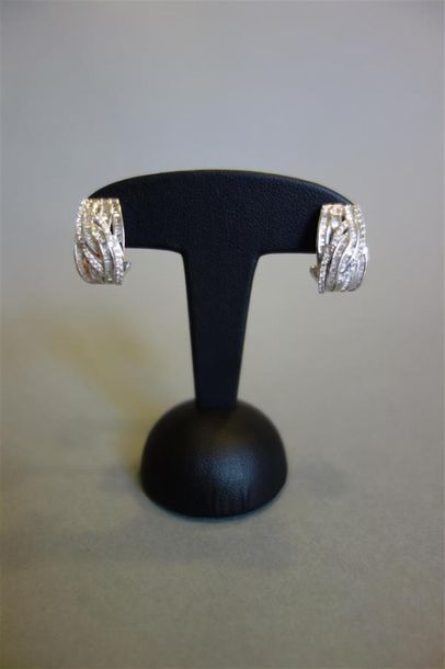 Paire de demi créoles en or gris 18K (750/oo)...