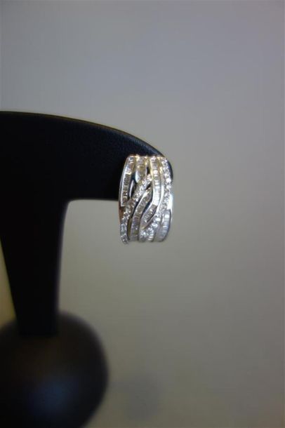 Paire de demi créoles en or gris 18K (750/oo)...